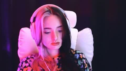 Avriel online show from February 6, 2025, 2:22 am