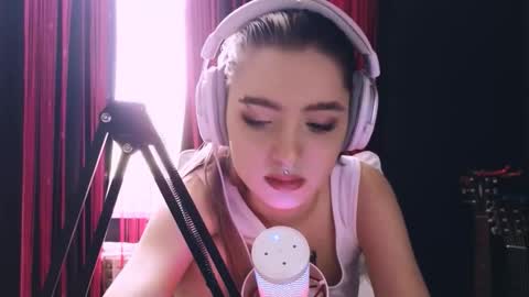 Avriel online show from November 23, 2025, 4:45 am