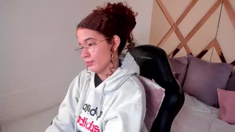 Snapshot of avrilwayne chatting on December 22, 2025, 11:51 am Avril online show from December 22, 2025, 11:51 am