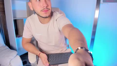 axel_grey_ online show from September 26, 2025, 12:20 pm