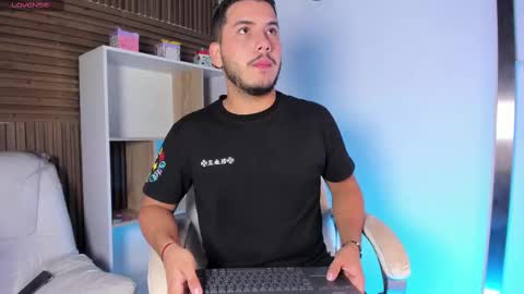 axel_grey_ online show from October 6, 2025, 12:13 pm