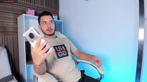 axel_grey_ online show from October 9, 2025, 12:03 pm