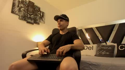 axelmartinezz online show from April 19, 2026, 8:11 pm