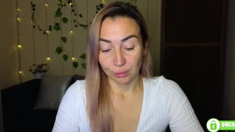 Jully online show from November 18, 2025, 6:34 pm