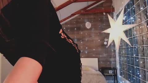 azaliaswallows online show from February 15, 2025, 5:07 pm