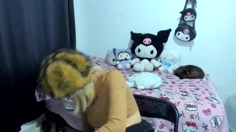 Azu Moure online show from November 5, 2025, 12:54 am