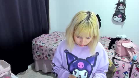 Azu Moure online show from November 9, 2025, 3:27 am