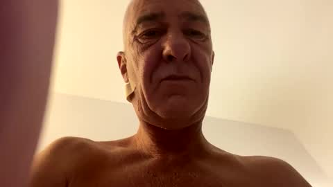 Snapshot of b_benito chatting on October 7, 2025, 8:06 pm benito online show from October 7, 2025, 8:06 pm