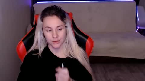 baby_kitte online show from December 4, 2024, 6:44 am