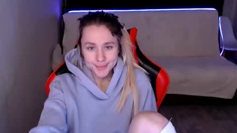 baby_kitte online show from December 5, 2024, 6:10 am