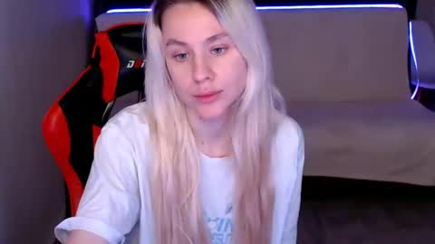 baby_kitte online show from December 5, 2024, 9:17 am