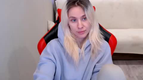 baby_kitte online show from December 9, 2024, 9:39 am