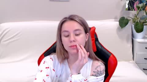 baby_kitte online show from February 19, 2025, 8:55 am