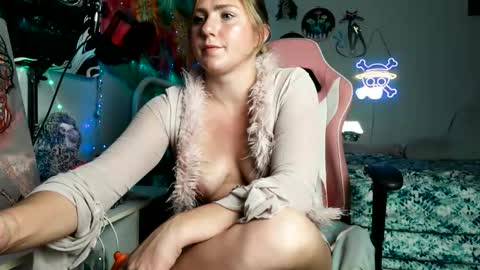 Snapshot of baebaebluexxx chatting on October 29, 2025, 12:57 am Bae Bae Blue online show from October 29, 2025, 12:57 am