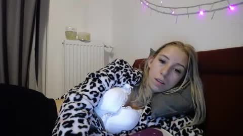 Snapshot of barelylegalblondy chatting on December 3, 2024, 7:44 pm Lena online show from December 3, 2024, 7:44 pm