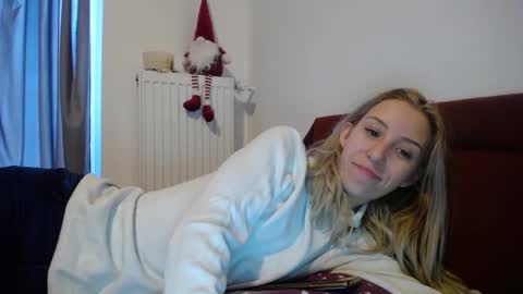 Snapshot of barelylegalblondy chatting on December 20, 2024, 7:44 am Lena online show from December 20, 2024, 7:44 am