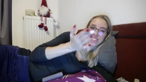 Snapshot of barelylegalblondy chatting on December 21, 2024, 6:23 pm Lena online show from December 21, 2024, 6:23 pm