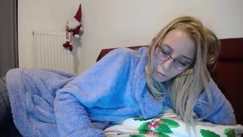 Snapshot of barelylegalblondy chatting on December 30, 2024, 6:38 pm Lena online show from December 30, 2024, 6:38 pm