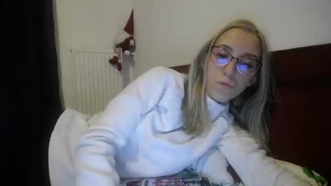 Snapshot of barelylegalblondy chatting on January 8, 2025, 8:50 pm Lena online show from January 8, 2025, 8:50 pm