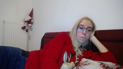 Snapshot of barelylegalblondy chatting on January 10, 2025, 2:34 pm Lena online show from January 10, 2025, 2:34 pm