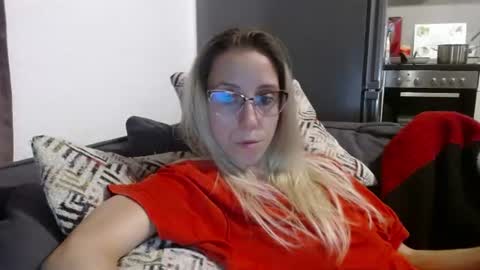 Snapshot of barelylegalblondy chatting on July 18, 2026, 9:18 pm Lena online show from July 18, 2026, 9:18 pm