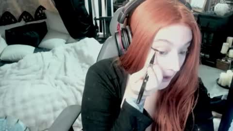 Snapshot of batstarial chatting on December 5, 2025, 6:33 am Audrey online show from December 5, 2025, 6:33 am