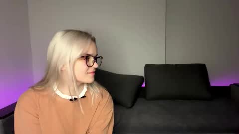 Max and Bella online show from November 5, 2025, 3:45 pm