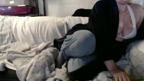 Snapshot of beachymilf chatting on February 2, 2026, 4:49 pm BeachyMILF online show from February 2, 2026, 4:49 pm