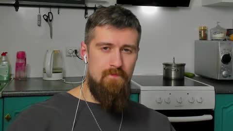 Snapshot of bearded_legend chatting on December 17, 2025, 9:32 pm Zeus online show from December 17, 2025, 9:32 pm