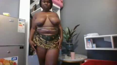 Snapshot of beautie699392 chatting on January 28, 2025, 1:38 pm Lil stunner online show from January 28, 2025, 1:38 pm