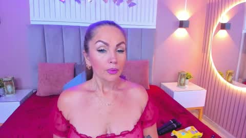 Snapshot of beauty_milf4 chatting on January 18, 2025, 7:48 pm Chantall online show from January 18, 2025, 7:48 pm