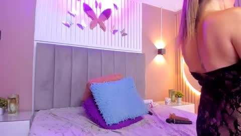 Snapshot of beauty_milf4 chatting on January 23, 2025, 2:02 am Chantall online show from January 23, 2025, 2:02 am