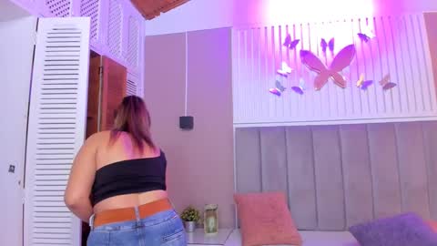 Snapshot of beauty_milf4 chatting on February 13, 2025, 2:45 am Chantall online show from February 13, 2025, 2:45 am