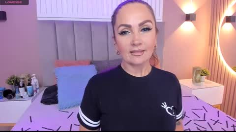Snapshot of beauty_milf4 chatting on February 16, 2025, 7:38 pm Chantall online show from February 16, 2025, 7:38 pm