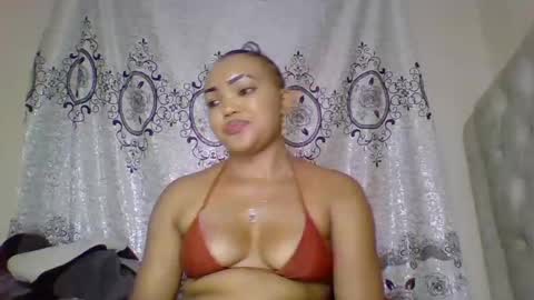 Snapshot of beautystar12 chatting on February 22, 2025, 10:09 pm beautystar12 online show from February 22, 2025, 10:09 pm