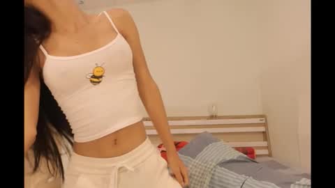 bee_thai online show from October 3, 2025, 8:39 pm