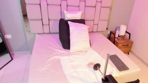 Bella online show from December 15, 2025, 3:55 am