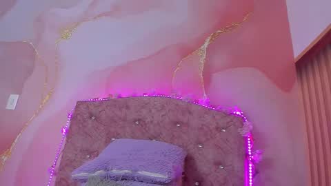 Snapshot of bella__sweets chatting on November 26, 2025, 10:49 am Melanie online show from November 26, 2025, 10:49 am