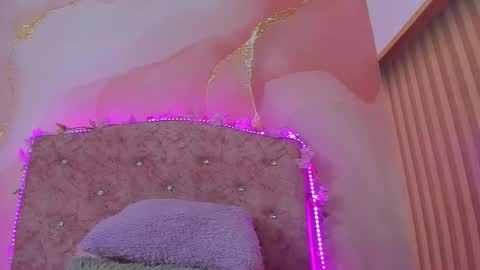 Snapshot of bella__sweets chatting on December 20, 2025, 10:55 am Melanie online show from December 20, 2025, 10:55 am