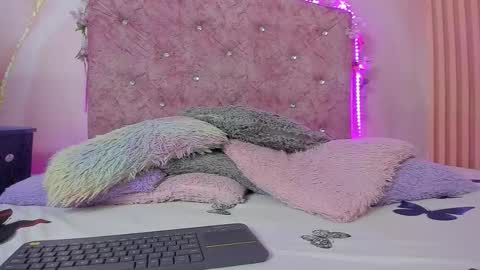 Snapshot of bella__sweets chatting on December 22, 2025, 10:34 am Melanie online show from December 22, 2025, 10:34 am