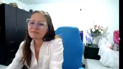 Bella online show from October 1, 2025, 9:54 pm