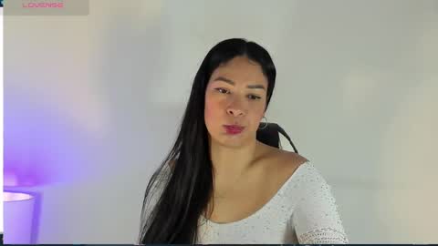 Snapshot of bella_hadid1_ chatting on March 2, 2025, 1:27 pm Laura online show from March 2, 2025, 1:27 pm