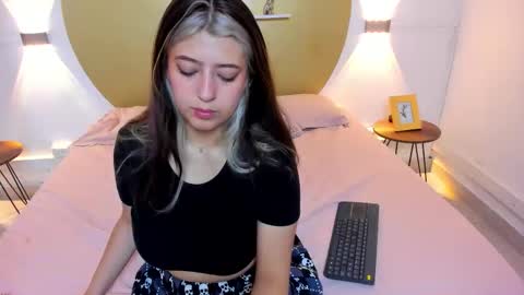 Snapshot of bella_lane_ chatting on December 16, 2025, 6:02 pm Bella online show from December 16, 2025, 6:02 pm