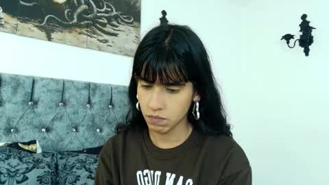 Bella online show from December 18, 2025, 11:22 pm