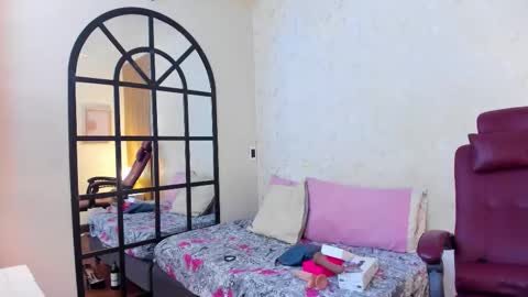 Snapshot of bella_riviera chatting on October 22, 2025, 12:05 pm Bella Riviera online show from October 22, 2025, 12:05 pm