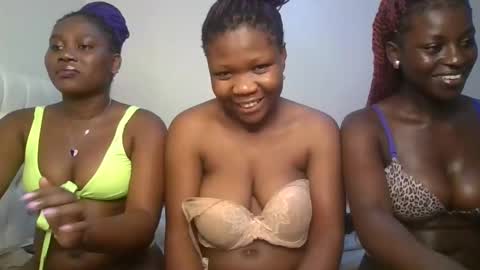 Snapshot of bella_rose3 chatting on September 8, 2025, 7:24 pm bella online show from September 8, 2025, 7:24 pm