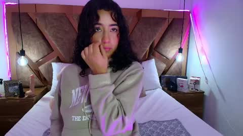 Bella Swwan  online show from April 29, 2026, 2:21 pm