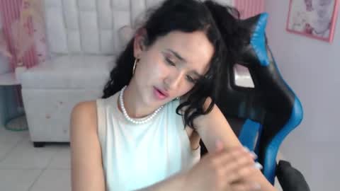 Bella online show from October 22, 2025, 10:42 pm