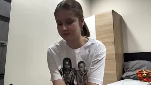 bellamore090 online show from April 26, 2026, 6:49 pm