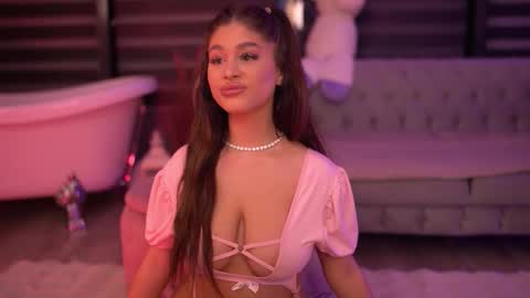 Bella online show from October 31, 2025, 6:53 pm